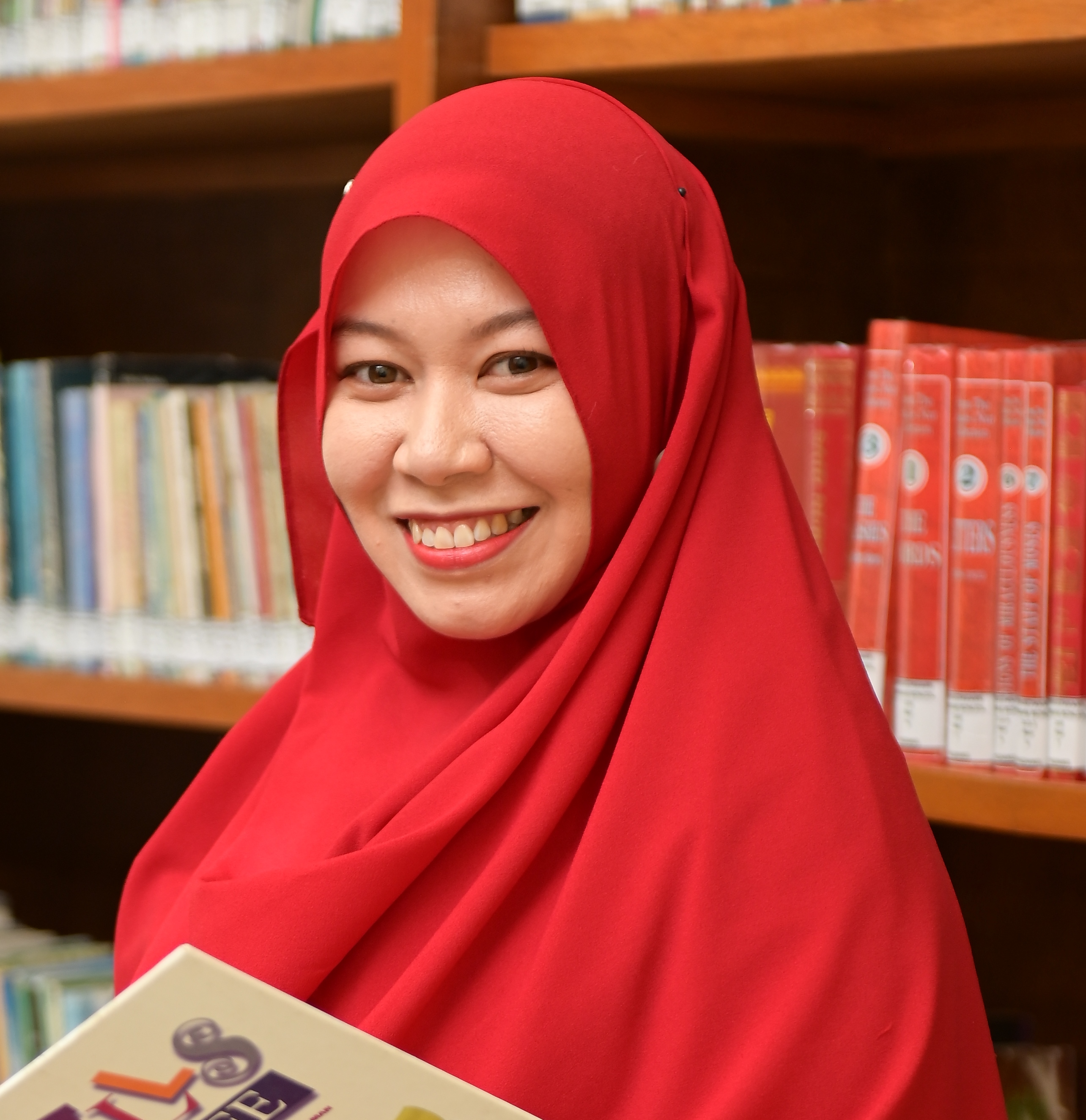 Dr. Yulfira Riza